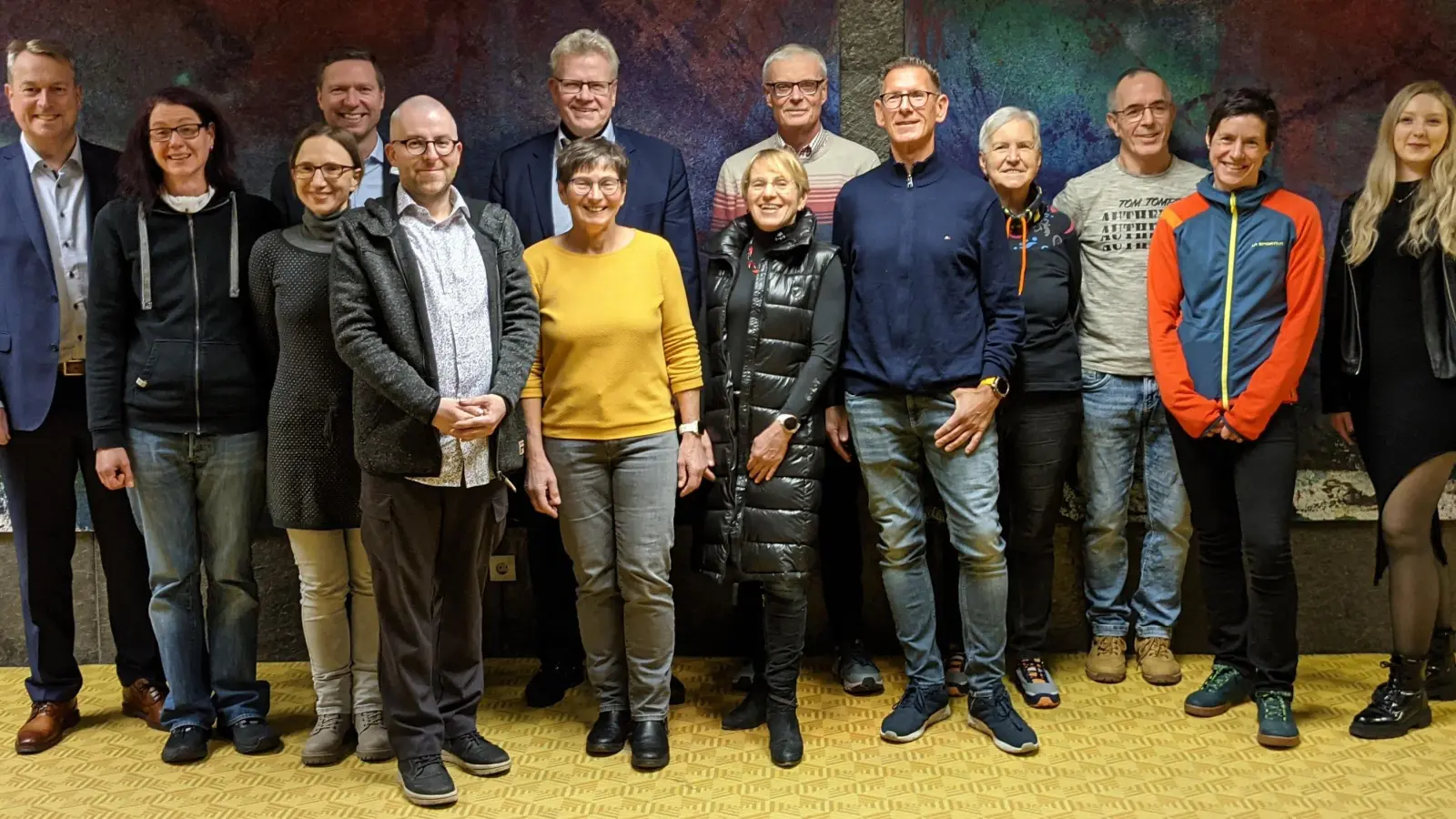 Oberbürgermeister Thomas Ebersberger (hinten 4. von links) und Florian Wiedemann (hinten 3. von links) überreichten Preise an die fleißigsten Läuferinnen und Läufer. (Foto: Stadt Bayreuth )