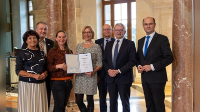 Preisverleihung in der Staatskanzlei in München v.l.: Ingrid Heckner (Vorsitzende des Vorstands der Bayerischen Landesstiftung), Klaus Bauer (Stellvertretender Landrat des Landkreises Bayreuth), Anne Schmitt (Geschäftsführerin Flussparadies Franken), Eva Rundholz (Stadt Bayreuth, Regionalmanagerin), Stefan Paulus (Bürgermeister der Gemeinde Knetzgau), Johann Kalb (Landrat Landkreis Bamberg), Staatsminister Albert Füracker.  (Foto: StMFH/Christian Blaschka )