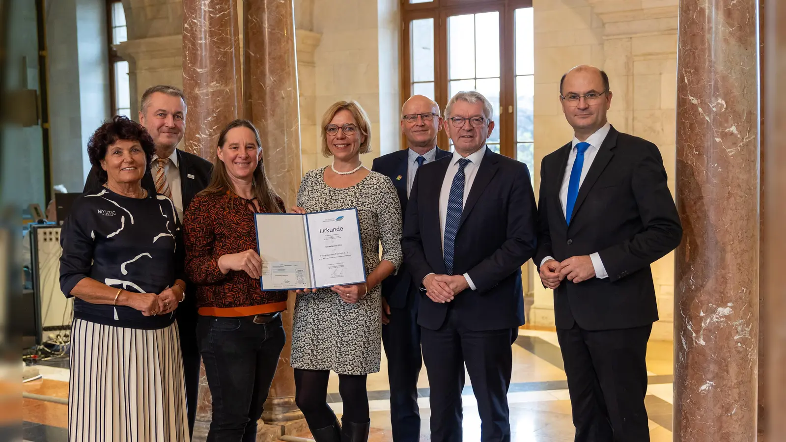 Preisverleihung in der Staatskanzlei in München v.l.: Ingrid Heckner (Vorsitzende des Vorstands der Bayerischen Landesstiftung), Klaus Bauer (Stellvertretender Landrat des Landkreises Bayreuth), Anne Schmitt (Geschäftsführerin Flussparadies Franken), Eva Rundholz (Stadt Bayreuth, Regionalmanagerin), Stefan Paulus (Bürgermeister der Gemeinde Knetzgau), Johann Kalb (Landrat Landkreis Bamberg), Staatsminister Albert Füracker.  (Foto: StMFH/Christian Blaschka )