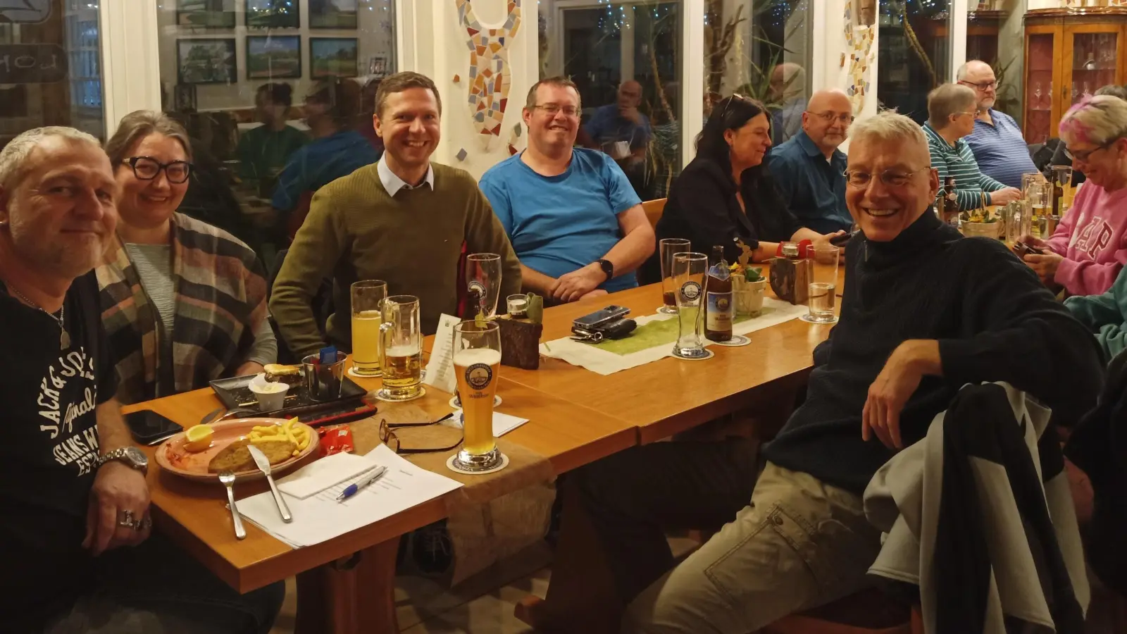 Der Bayreuther Landrat Florian Wiedemann, (dritter v l.), die Referentin für Tourismus im Pottensteiner Stadtrat Birgit Haberberger (zweite v.l.), Geschäftsführer Uwe Vogel (l.) und Intendant Daniel Leistner (vorne). (Foto: red)