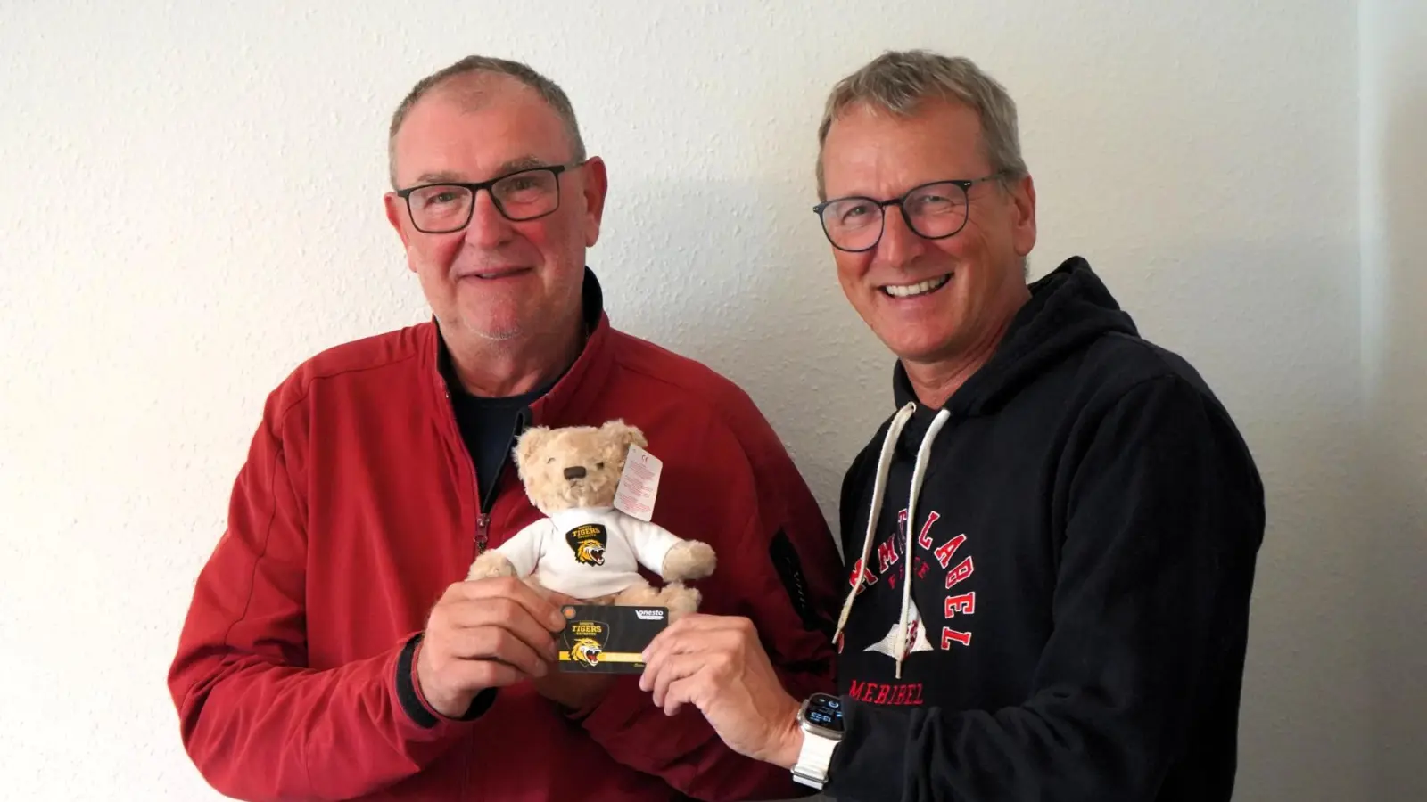 onesto Tigers Geschäftsführer Thomas Lünenborg (rechts) händigte an Harald Meyer (links) die 500. Dauerkarte und ein kleines Präsent aus. (Foto: Alexander Vögel)