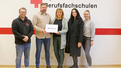 V.l.: Matthais Buley (Schulleiter der BRK-Berufsfachschule für Notfallsanitäter in Bayreuth), Nikki Pahl (Rettungsdienst-versicherung.de), Steffi Wehrle (Leiterin Team Werk), Alina Risch und Annalena Voigtman (Absolventinnen der BRK-Berufsfachschule für Notfallsanitäter in Bayreuth).  (Foto: Tobias Schif / BRK Bayreuth)