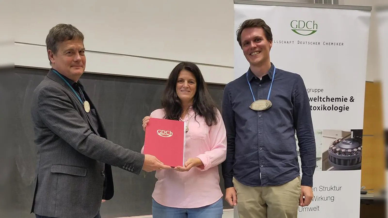 Stefan Hahn (Vorsitzender der Fachgruppe Umweltchemie und Ökotoxikologie der GDCh), Dr. Anja Ramsperger (Uni Bayreuth) und Martin Brüggemann (Bayer AG, Vorstandsmitglied der Fachgruppe Umweltchemie und Ökotoxikologie der GDCh).  (Foto: Stefanie Wieck )