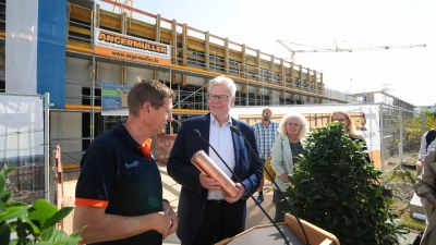 Grundsteinlegung für ein neues Sozialgebäude und eine neue Energiezentrale des Klärwerks der Stadt Bayreuth: Oberbürgermeister Thomas Ebersberger (Mitte) befüllte gemeinsam mit Lothar Ziegler (links), Leiter des Klärwerks, die obligatorische Zeitkapsel für das Bauprojekt.  (Foto: Stadt Bayreuth)