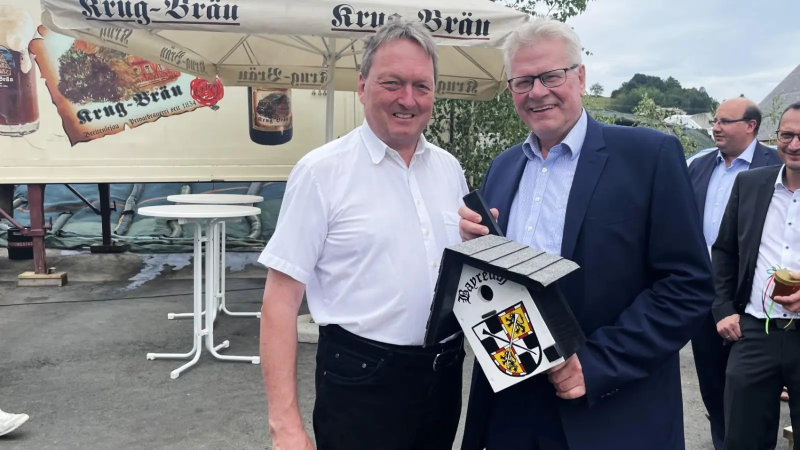 Wetterfest, atmungsaktiv und klar gebrandet: Bayreuths OB Ebersberger überreicht Karl Lappe zum Geburtstag ein Vogelhäuschen.  (Foto: Horst Mayer)