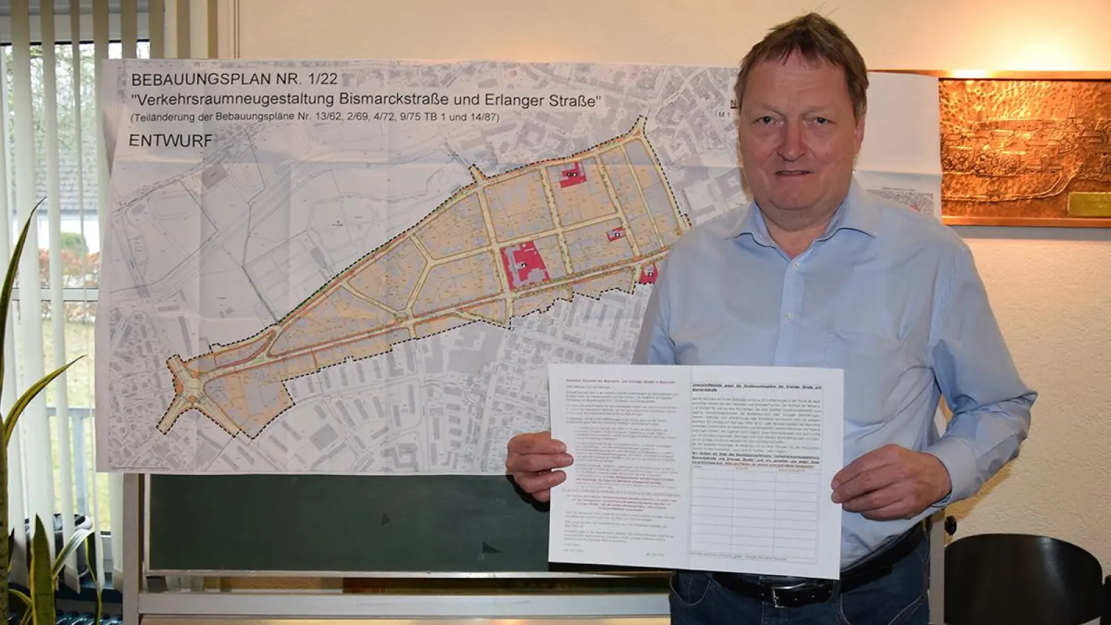 Mistelgaus Bürgermeister Karl Lappe mit Unterschriftenliste. Manuel Brinkmann von der Bayreuther CSU hat sich nach eigenem Bekunden bereits eingetragen. (Foto: Lenkeit)