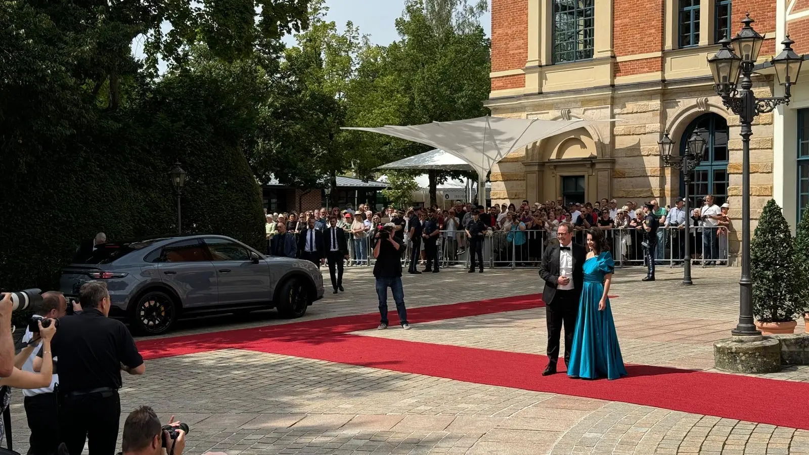 Die ersten Gäste sind bereits vorgefahren.  (Foto: sd )