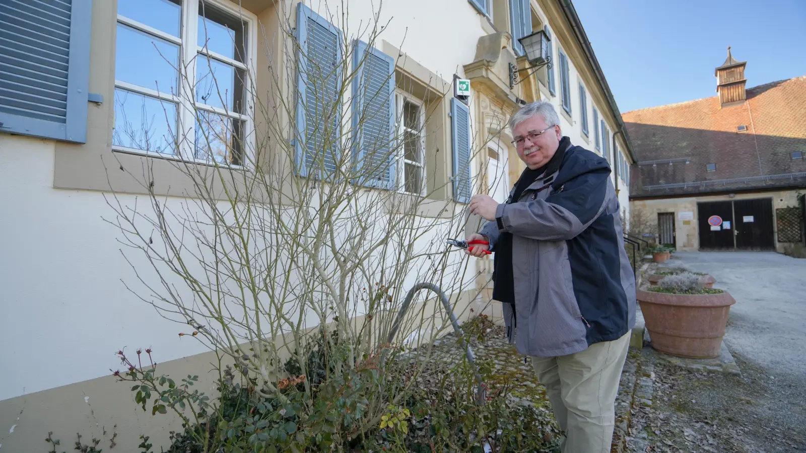 Der Leiter des Stadtgartenamtes, Robert Pfeifer, gibt Tipps zum sinnvollen Zurückschneiden von Blütensträuchern. (Foto: Stadt Bayreuth )