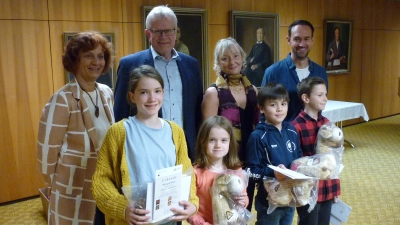 Hinten von links: Siglinde Seidler-Riess (Stadt Bayreuth), OB Thomas Ebersberger, Ursula Küffner (Universität Bayreuth, Planung und Organisation der KinderUni), Prof. Niklas Kühl (Universität Bayreuth, Referent der KinderUni 2024); Vorne von links: die Kinderreporterinnen und -reporter Morgan, Amelie, Johannes, Leo (Foto: red )