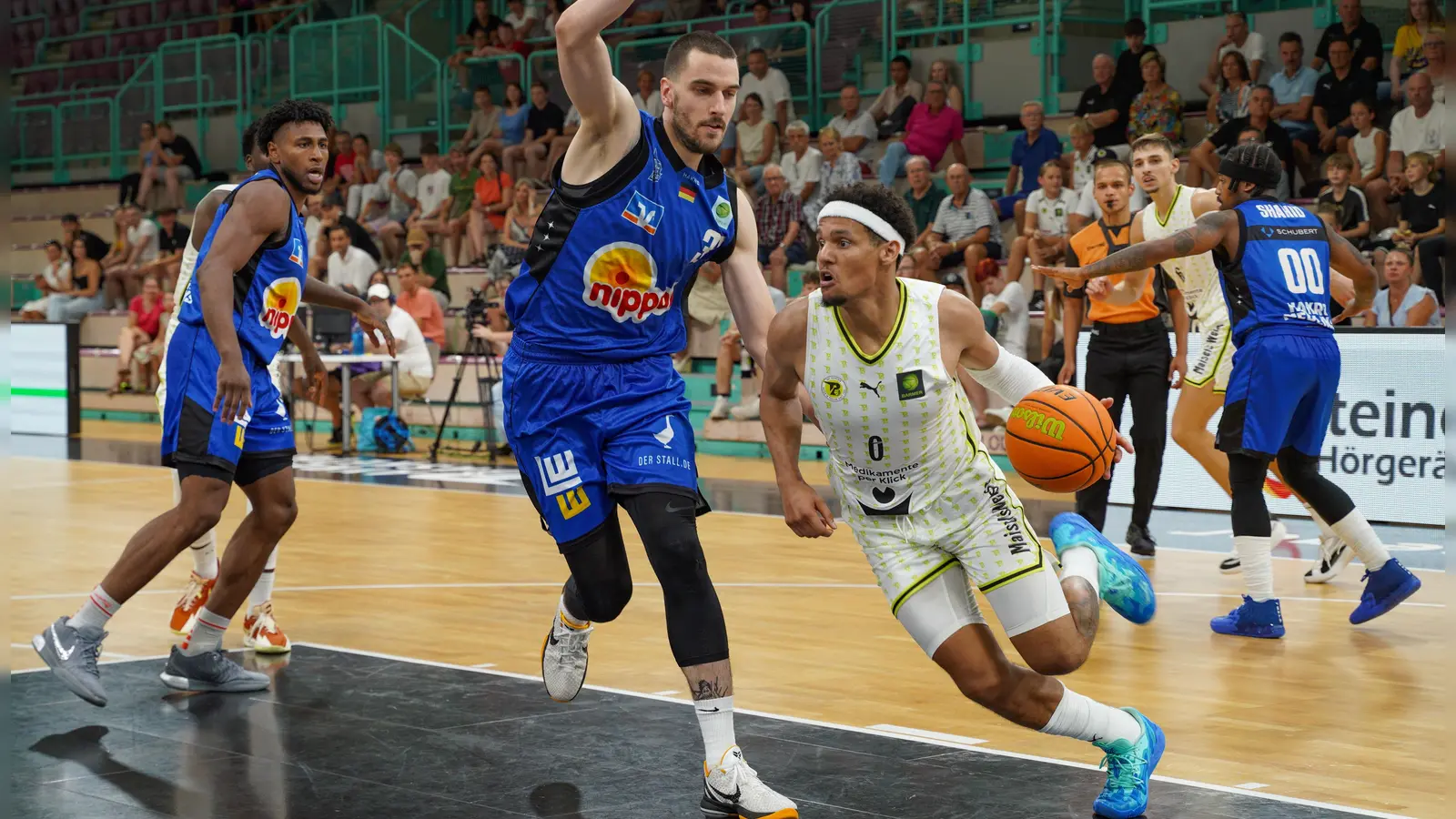 Bereits beim Steiner-Hörgeräte-Cup vor knapp zwei Wochen spielten der BBC Bayreuth (weiße Trikots) und die HAKRO Merlins Crailsheim gegeneinander. (Foto: sd)