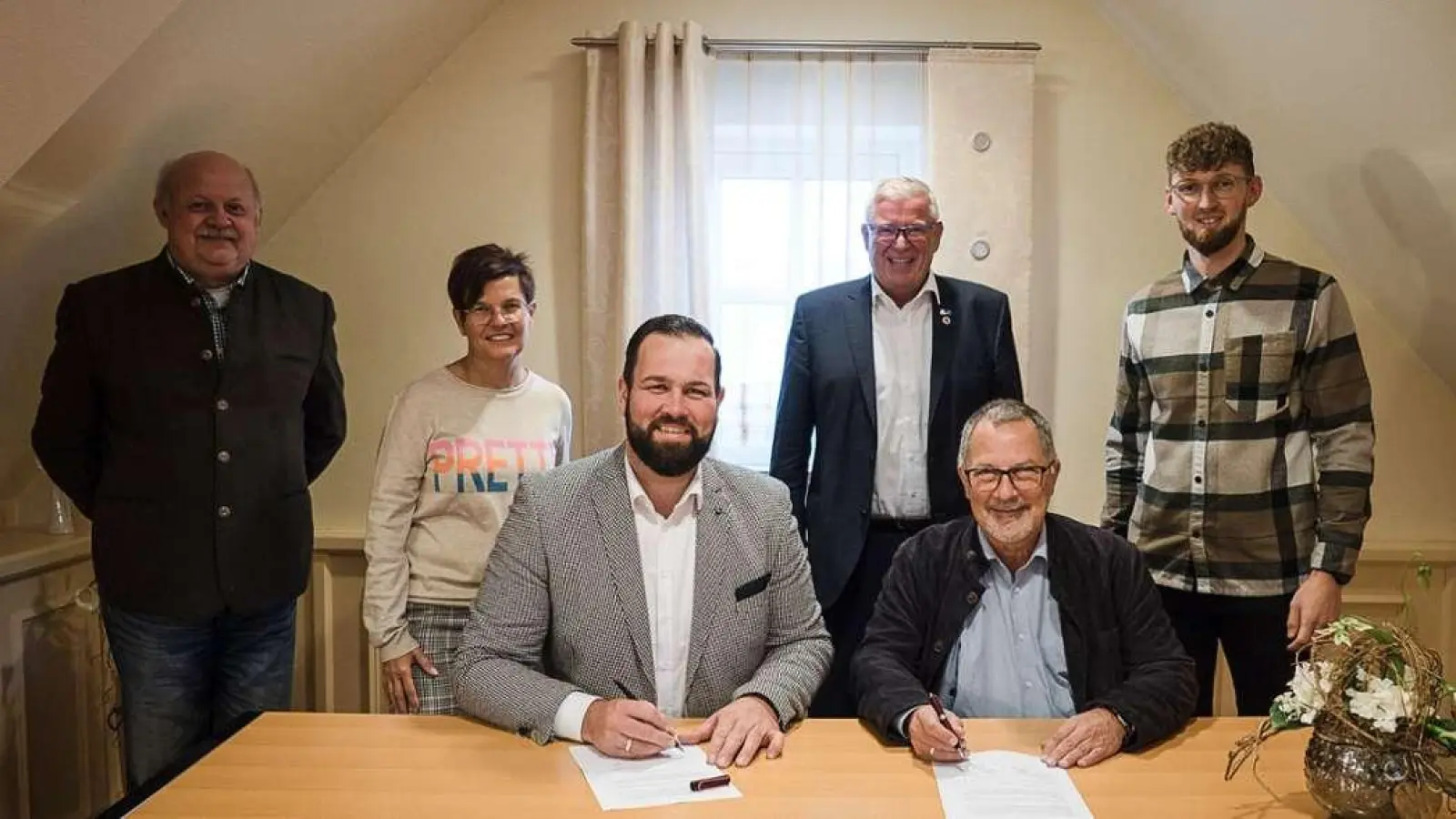 Christian Brunner (li.) und Jürgen Zinnert (re.) bei der Unterschrift. Dahinter von links: Andreas Voit, Christine Berski, Robert Fischer und Florian Dörfler. (Foto: Gemeinde Bindlach/Eric Waha)