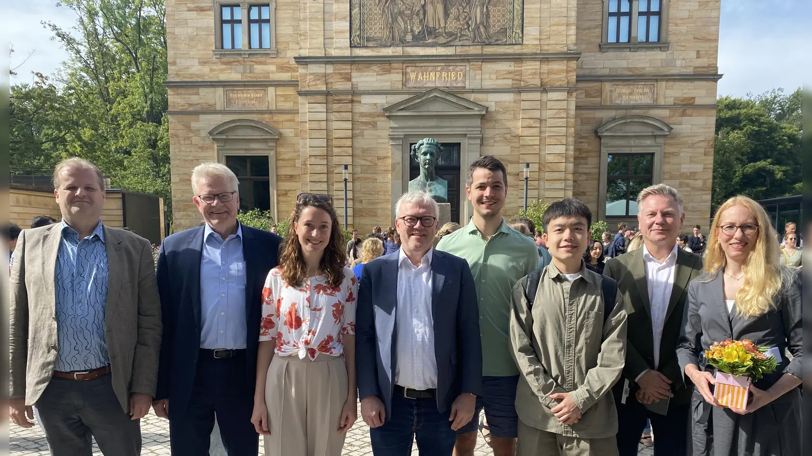 Geschäftsführerin der Richard-Wagner-Stipendienstiftung Stephanie Anna Kollmer (r.) mit OB Thomas Ebersberger (2. v.l.) und Ulrich Jagels, Kaufmännischer Geschäftsführer der Bayreuther Festspiele (4. v.l.) freuen sich auf die Stipendientage in Bayreuth.  (Foto: jm)