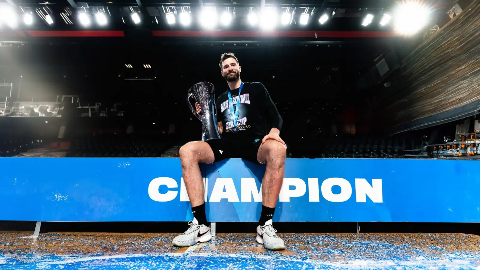 Leon Kratzer mit dem Pokal für den Eurocup-Triumph mit seinem Team Paris Basketball. Bei Olympia ist er leider nicht dabei. (Foto: red)