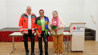 Bernd Neukam (Kreisbereitschaftsleiter BRK-Kreisverband Bayreuth), Cordula Grimm (Neue Bereitschaftsleiterin der BRK-Bereitschaft Bayreuth II) und Irmtraud Stahlmann. (Foto: Tobias Schif / BRK-Bayreuth)