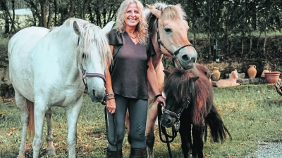 Sylvia Freytag ist Therapeutin für sozial- und heilpädagogisches Reiten am Bezirkskrankenhaus Bayreuth. (Foto:  GeBO/Katrin Haas Fotografie)