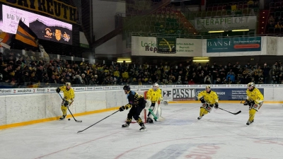 Hart umkämpft war die Partie der onesto Tigers gegen die Tölzer Löwen. (Foto: sd)