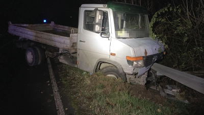 Das zurückgelassene Unfallfahrzeug auf der Leitplanke (Foto: Polizei Kulmbach)