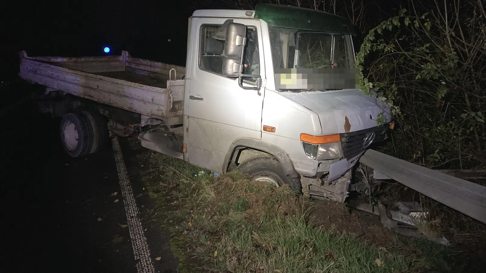 Das zurückgelassene Unfallfahrzeug auf der Leitplanke (Foto: Polizei Kulmbach)