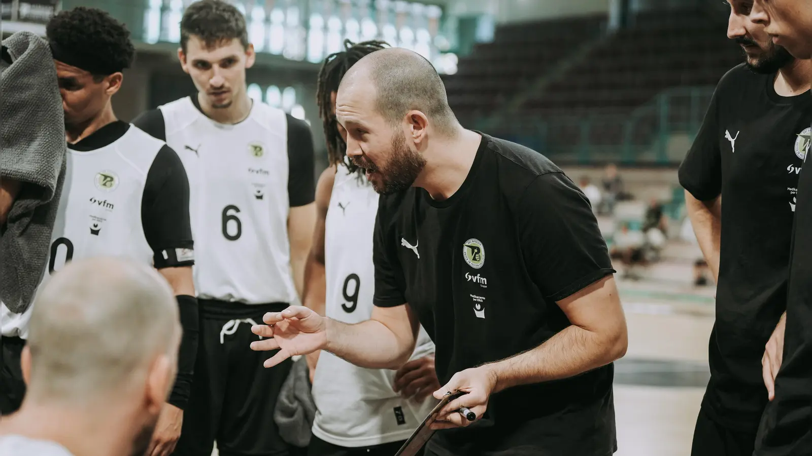 Mit der ausgeglichen verlaufenen zweiten Hälfte im Testspiel bei BK Decin zeigte sich BBC-Headcoach Florian Wedell (Mitte) zufrieden. (Foto: Archiv/Thorsten Ochs)