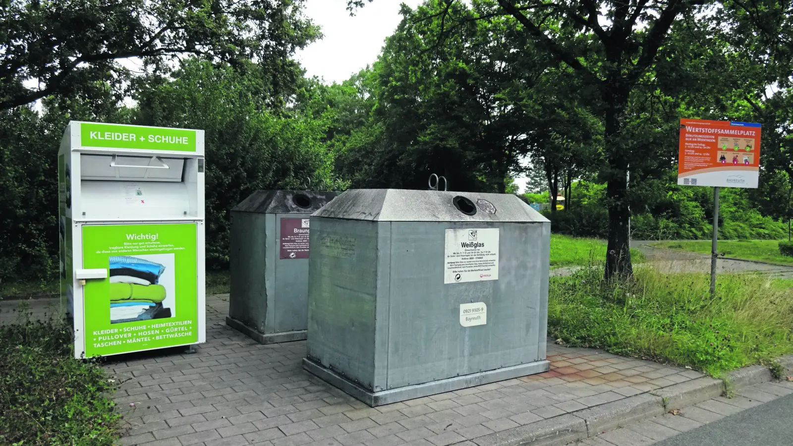 Am Wertstoffsammelplatz an der Moselstraße steht bereits ein neuer Container für Alttextilien.  (Foto: W. Munzert )