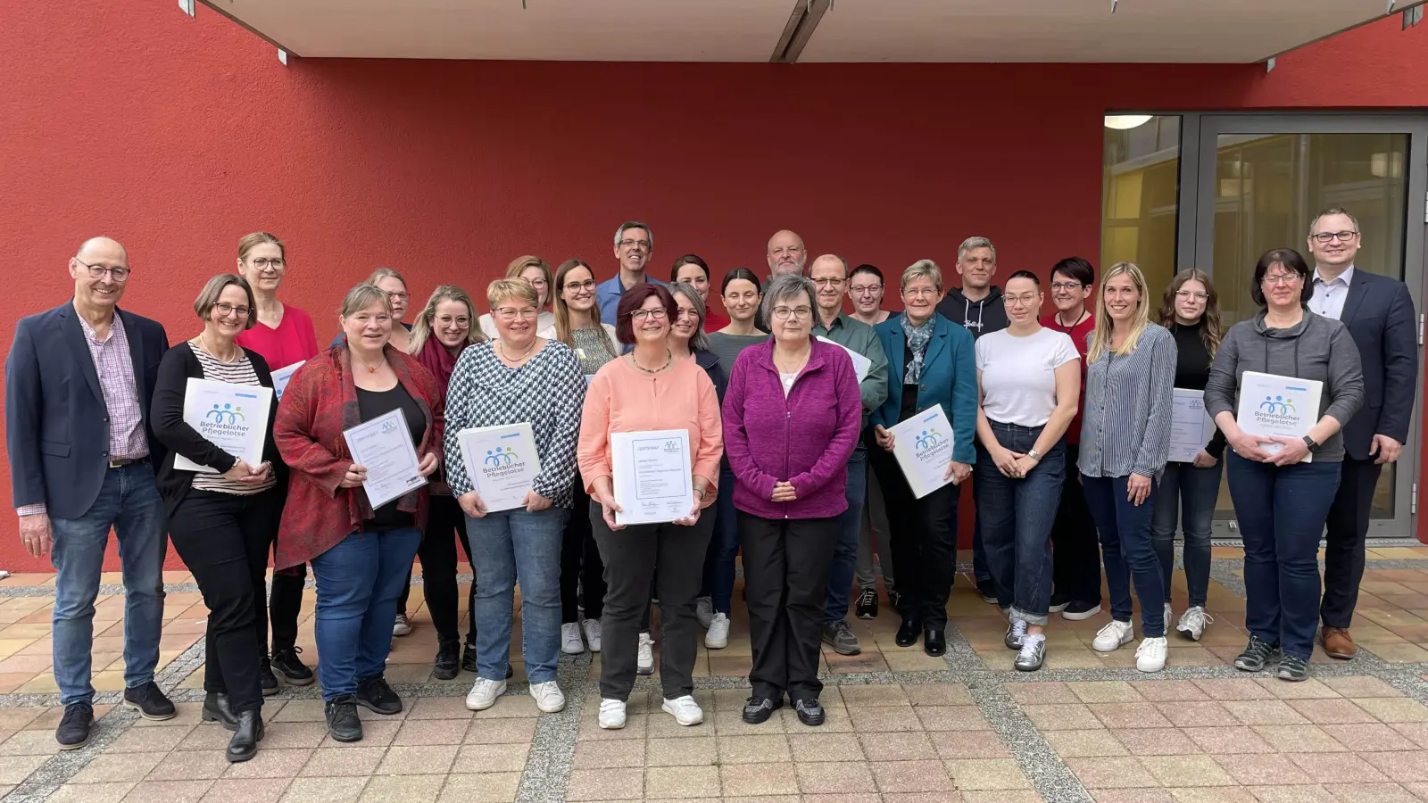 Am BRK-Ruhesitz in Bayreuth haben 24 neue Pflegelotsen ihre Zertifikate entgegengenommen.  (Foto: Eva Rundholz / Stadt Bayreut)