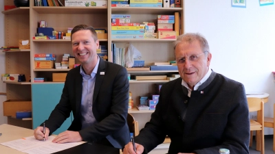 Bezirkstagspräsident Henry Schramm (re.) und Landrat Florian Wiedemann vor Ort in der Realschule Pegnitz bei der Unterzeichnung des Mietvertrags.  (Foto: red )