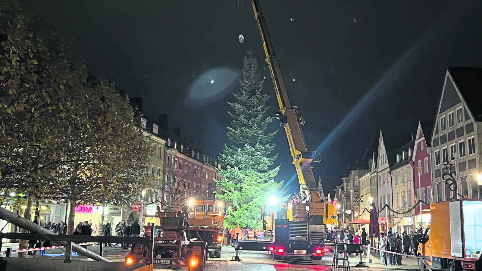 Inzwischen zwar fest verankert, aber immer noch ohne Licht. Erst am Eröffnungstag am Montag, 25. November, des Christkindlesmarktes wird der Weihnachtsbaum erstrahlen.  (Foto: ma)