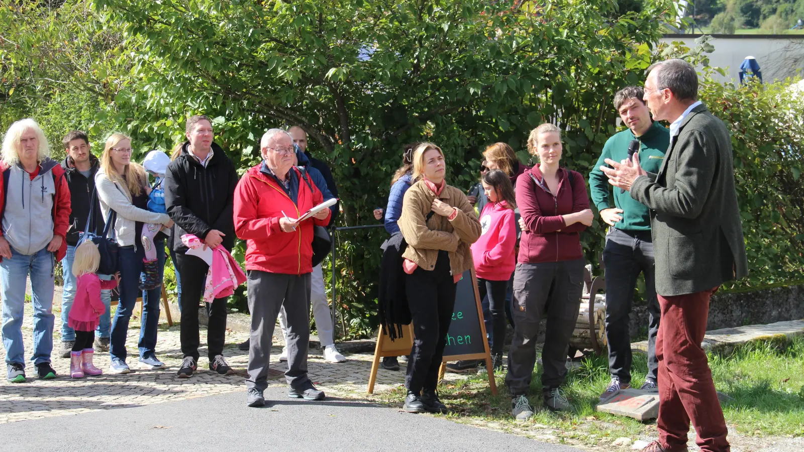 Wolf von Aufseß (rechts), Inhaber des Mengersdorfer Gutshofs, begrüßt die Besucher vor der Eröffnung des Walderlebniswegs. (Foto: red )