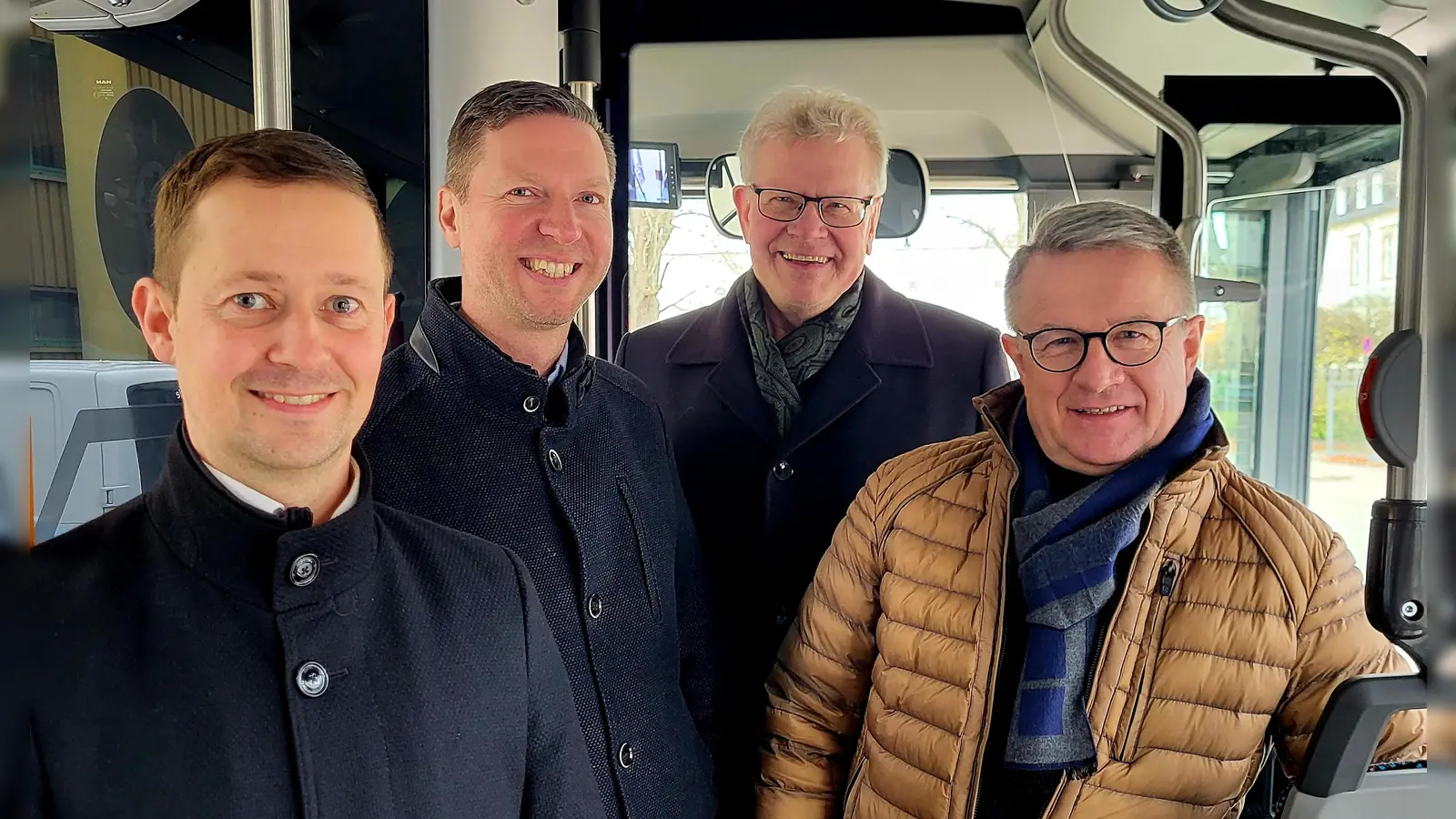 Setzen sich dafür ein, dass das Angebot der HIV-Testwochen sichtbarer wird – wie zum Beispiel hier in einem Stadtbus v.l.: Stadtwerke-Chef Markus Rützel, Landrat Florian Wiedemann, Oberbürgermeister Thomas Ebersberger und Dr. Franz Sedlak, Vorsitzender der Diakonie Bayreuth. (Foto: red )