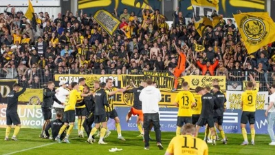 Feiern mit den Fans: Die Spieler der SpVgg Bayreuth nach dem Heimsieg gegen Bamberg vor einer Woche. (Foto: Dörfler)