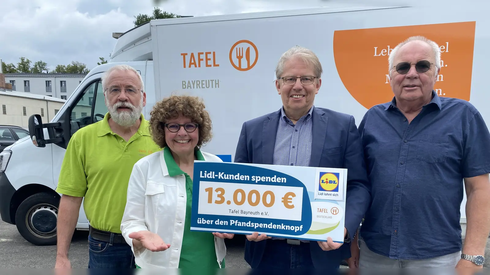 V.l.: 2. Vorsitzender der Tafel Bayreuth, Dr. Klaus Meier-Harnecker, 1. Vorsitzende der Tafel Bayreuth, Ingrid Heinritzi-Martin, Norbert Bock von der LIDL-Regionalgesellschaft Eggolsheim und Felix Weidner von der Tafel Bayreuth.  (Foto: jm)