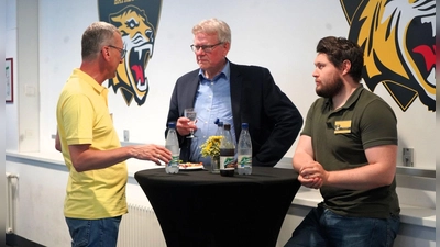 Auch Oberbürgermeister Thomas Ebersberger (Mitte) war beim ersten Sponsoren- und VIP-Treffen der onesto Tigers dabei. Links Geschäftsführer Thomas Lünenborg. (Foto: onesto Tigers Bayreuth)