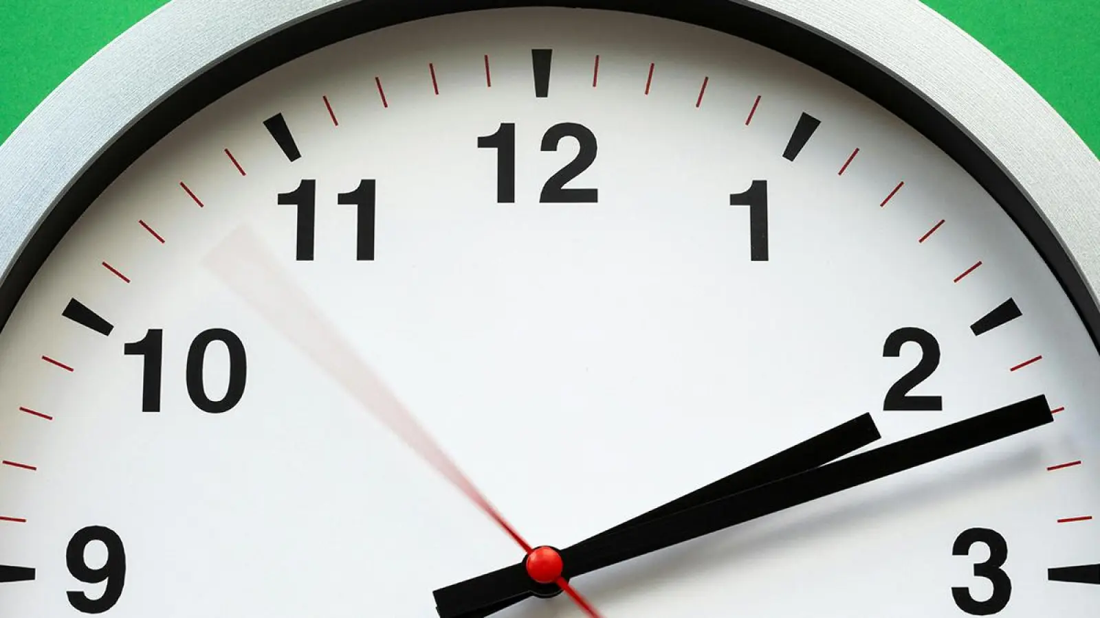 Uhr mit fortlaufenden Zeigern: In der Nacht auf Sonntag werden die Uhren auf Sommerzeit umgestellt. (Symbolbild: pexels/Stas Knop)
