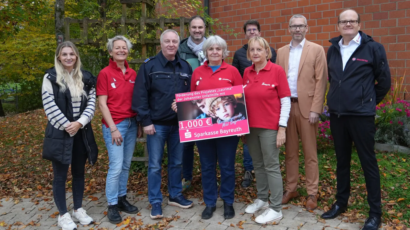 V.l.: Marie Ganzleben (kommunale Jugendarbeit und Mini Bayreuth), Annika Lange (Lacrima), Jürgen Keller (Johanniter), Stefan Greißinger (Geschäftsführer Stadtjugendring), Bernadette Sauerschell (Lacrima), Heiko Sollmann (Leiter kommunale Jugendarbeit), Christine Fuchs (Lacrima), Markus Zweck (Sparkasse Bayreuth) sowie Andreas Kolb (Johanniter).  (Foto: Stadt Bayreuth )