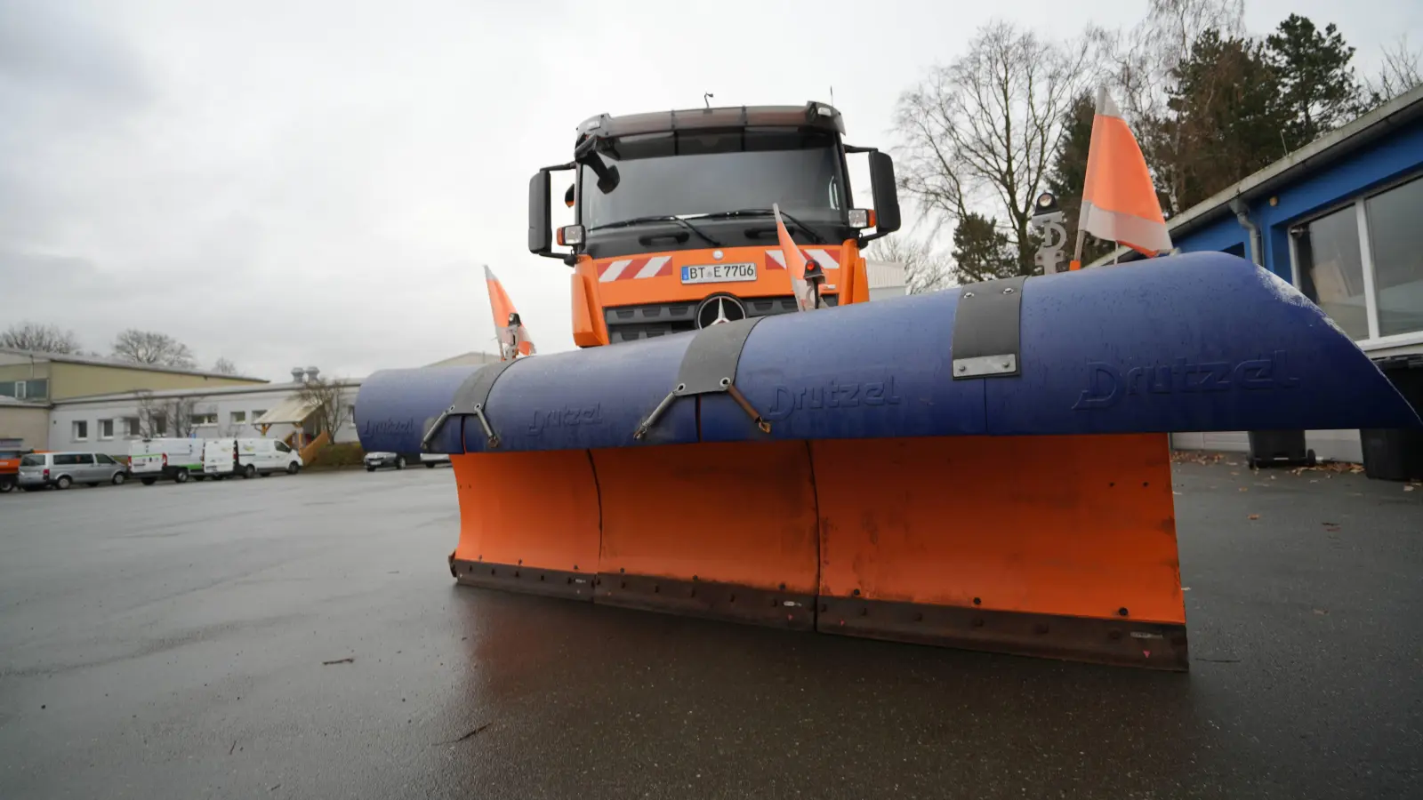 Mit elf großen Räumfahrzeugen wie diesem sorgen bis zu 150 Mitarbeiter des Stadtbauhofs für schneefreie Straßen im Stadtgebiet.  (Foto: Stadt Bayreuth )