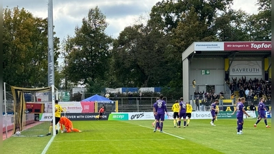 Da lag der Ball zum ersten Mal im Augsburger Tor: Christoph Fenninger hatte gerade das 1:0 für die Altstadt geköpft. (Foto: sd)