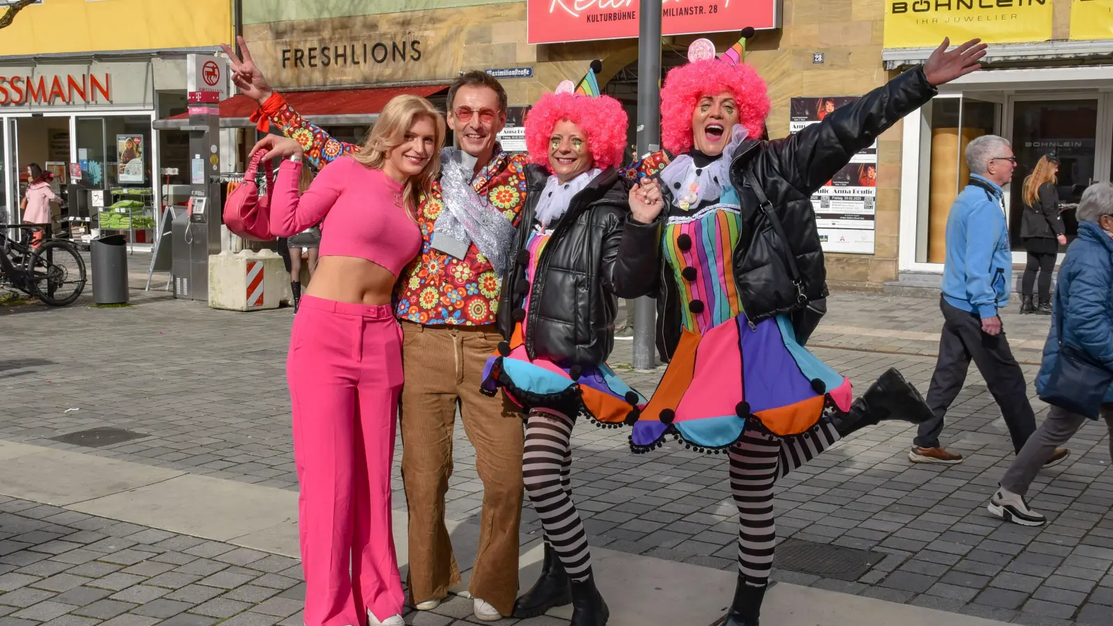 Ausgelassene Kostüme und gute Stimmung am Faschingsdienstag in der Bayreuther Innenstadt.  (Foto: sd)