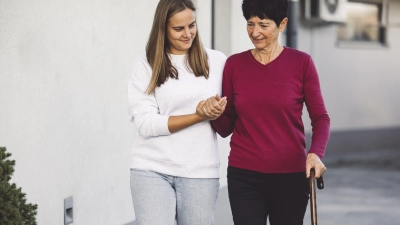 Mit einem neuen digitalen Präventionsangebot unterstützt die AOK Angehörige dabei, Beruf und Pflege zu vereinbaren und dabei auf ihre Gesundheit zu achten (Foto: © AOK-Bundesverband)