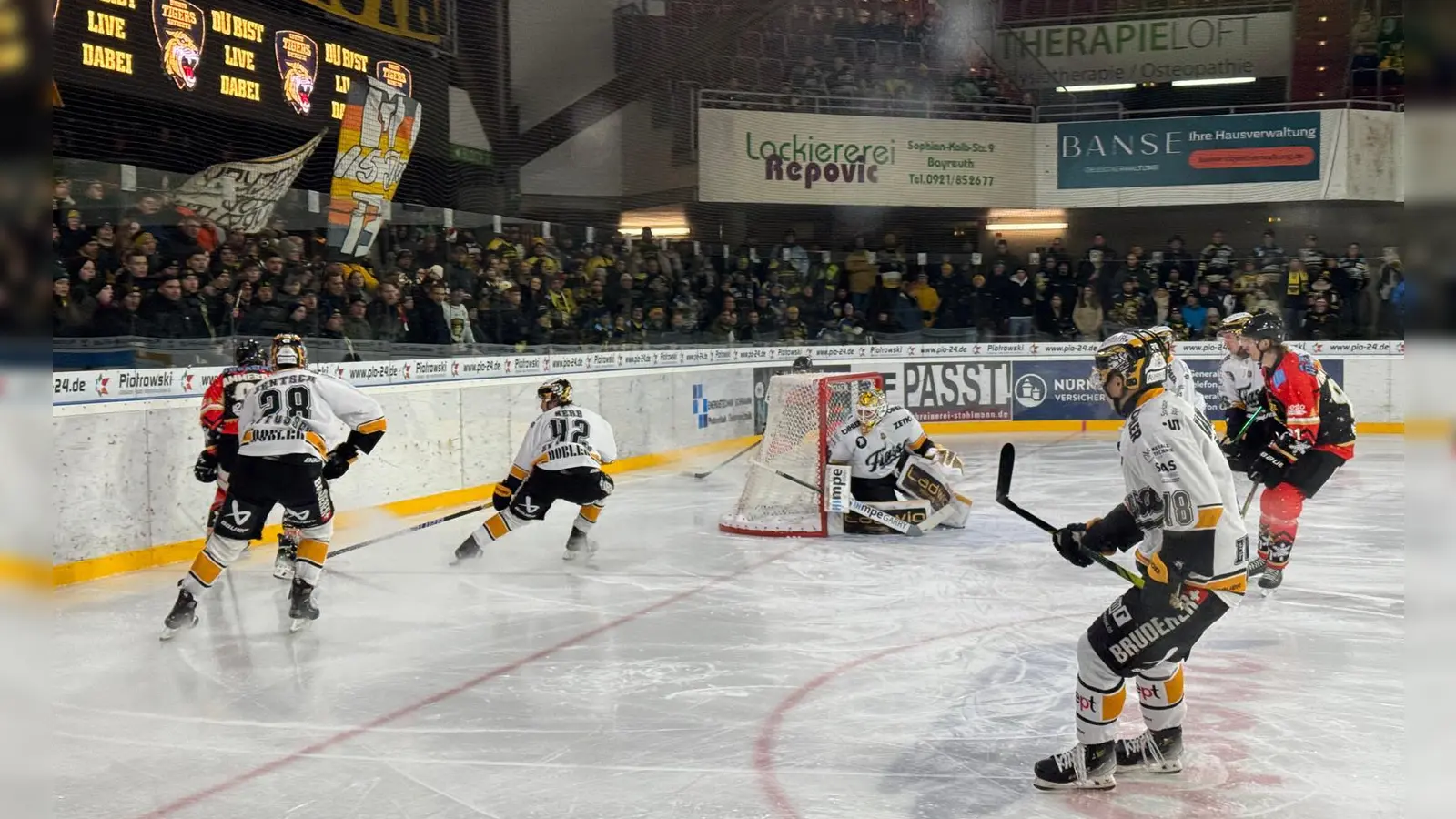 Ein enges Match lieferten sich die onesto Tigers und der EV Füssen heute Abend im „Tigerkäfig” (Foto: sd)