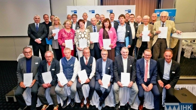 Zahlreiche langjährige Prüfer aus dem Bereich des IHK-Gremiums Bayreuth wurden von IHK-Präsidenten Dr. Michael Waasner (stehend, links) ausgezeichnet. Es gratulieren außerdem der oberfränkische Regierungspräsident Florian Luderschmid (letzte Reihe Mitte links), IHK-Hauptgeschäftsführer Wolfram Brehm (sitzend, 2. Von rechts) und der Bayreuther Landrat Florian Wiedemann (letzte Reihe Mitte rechts). (Foto: Ochsenfoto - Torsten Ochs)