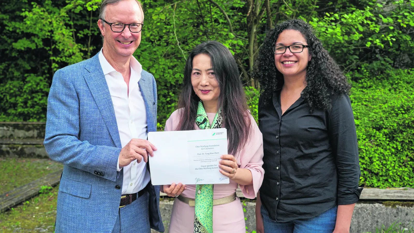 V.l.: Dr. Eric Hoffmann, Sohn des Stiftungsgründers, Prof. Yang Shao-Horn und Prof. Dr. Nella M. Vargas-Barbosa. (Foto: red )