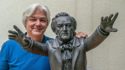 Auf den ersten Blick eine Hörl Wagner-Skulptur wie viele andere auch. Aber nur auf den ersten Blick. Denn diesem Exemplar fehlt die linke Hand. Dafür gibt es zwei rechte. Seinem Besitzer, Klaus Scheuerecker, gefällt’s. <br> (Foto: red )