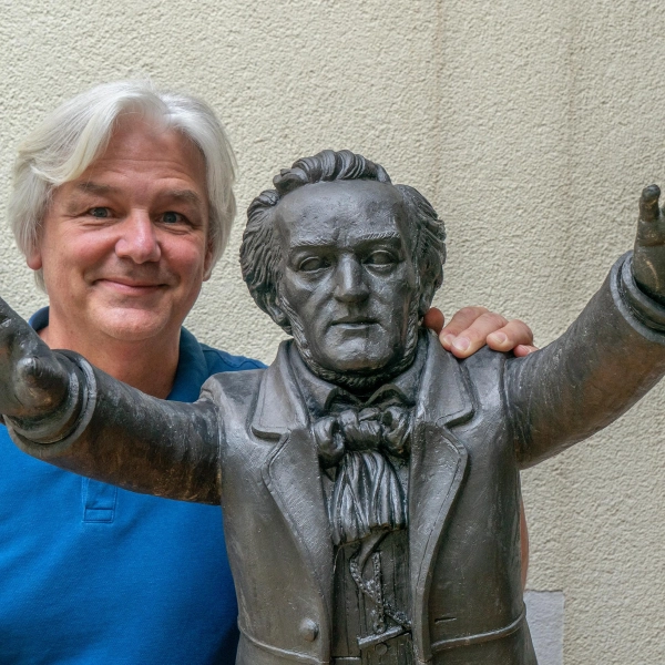 Auf den ersten Blick eine Hörl Wagner-Skulptur wie viele andere auch. Aber nur auf den ersten Blick. Denn diesem Exemplar fehlt die linke Hand. Dafür gibt es zwei rechte. Seinem Besitzer, Klaus Scheuerecker, gefällt’s. <br> (Foto: red )