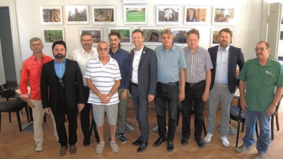 Bei der Ausstellungseröffnung im Café Schloß Fantaisie. (Foto: W. Munzert )