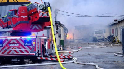 150 Feuerwehrleute aus der Region bekämpften das Feuer im Freizeitland Geiselwind.  (Foto: news5)