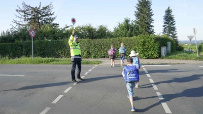 Horst Simon hilft an der Ecke Eremitagestraße und Sandnerweg in St. Johannis Kindern über die Straße. (Foto: Stadt Bayreuth )