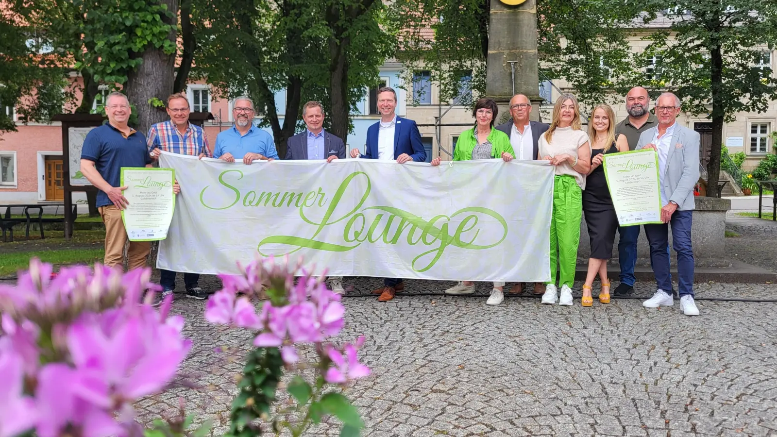 Das Orga-Team der Sommerlounge 2024 in Goldkronach u.a. mit Frank Bauer (3. von links), Vorsitzender des Fördervereins Fichtelgebirge, Goldkronachs Bürgermeister Holger Bär und Landrat Florian Wiedemann.  (Foto: red )