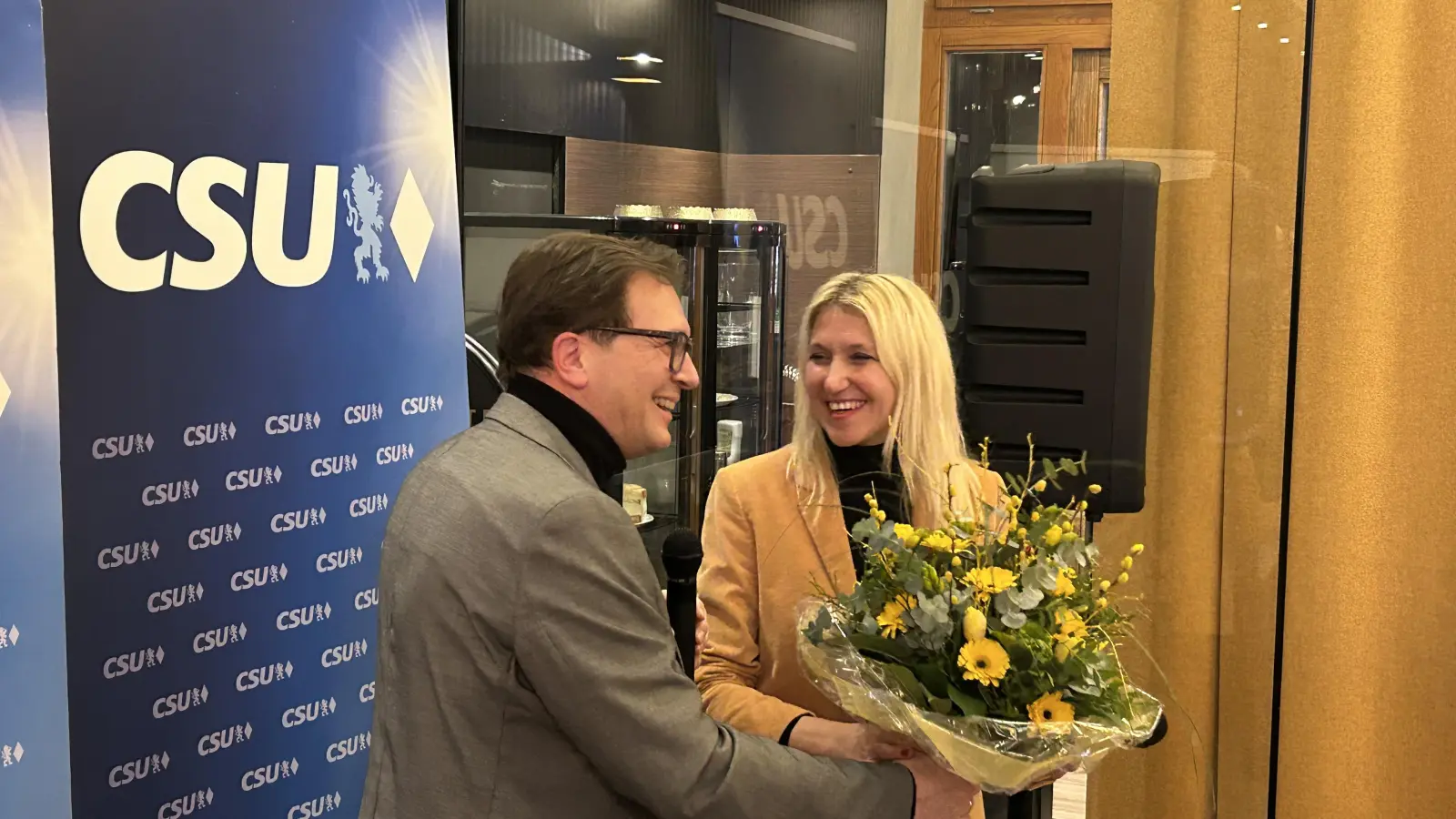 Franc Dierl gratuliert Silke Launert. (Foto: gmu)