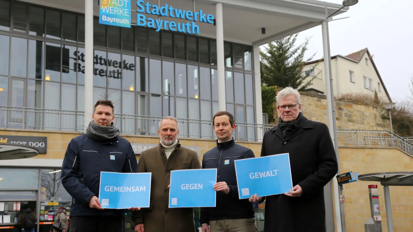 Carsten Nerger (Leitung Fahrdienstleitung), Bernd Öchsler (Betriebsratsvorsitzender), Markus Rützel (Geschäftsführer) und Oberbürgermeister sowie Aufsichtsratsvorsitzender Thomas Ebersberger (Foto: Stadtwerke Bayreuth)