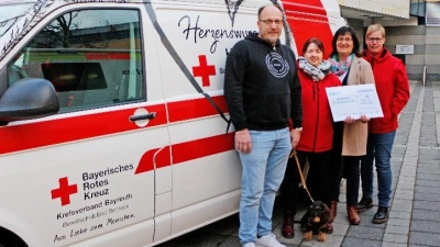 Im Bild (v.l.n.r.): Jens Kronefeld (stv. Vorsitzender CSU Rotmaintal mit Hund Hugo), Alexandra Küfner (Leiterin BRK-Herzenswunsch-Hospizmobil Bayreuth), Karin Vogel-Knopf (Vorsitzender CSU Rotmaintal), Petra Voit (Team BRK-Herzenswunsch-Hospizmobil Bayreuth) (Foto: Tobias Schif /BRK-Bayreuth)